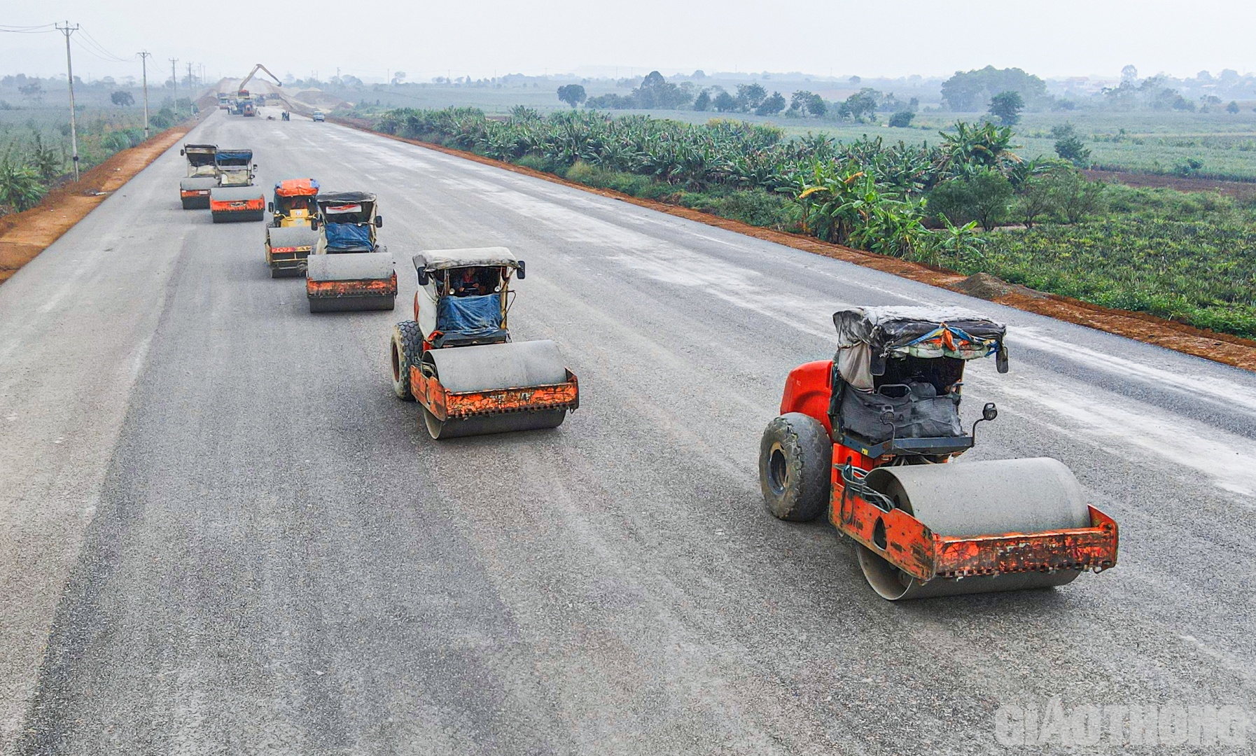 Sáng ngày 25/10, những cơn mưa nặng hạt vẫn bao trùm lên công trường dự án cao tốc Bắc - Nam đoạn Mai Sơn - QL45. Thế nhưng, bất chấp trở ngại thời tiết, nhiều mũi công nhân vẫn cần mẫn thi công để bám tiến độ.