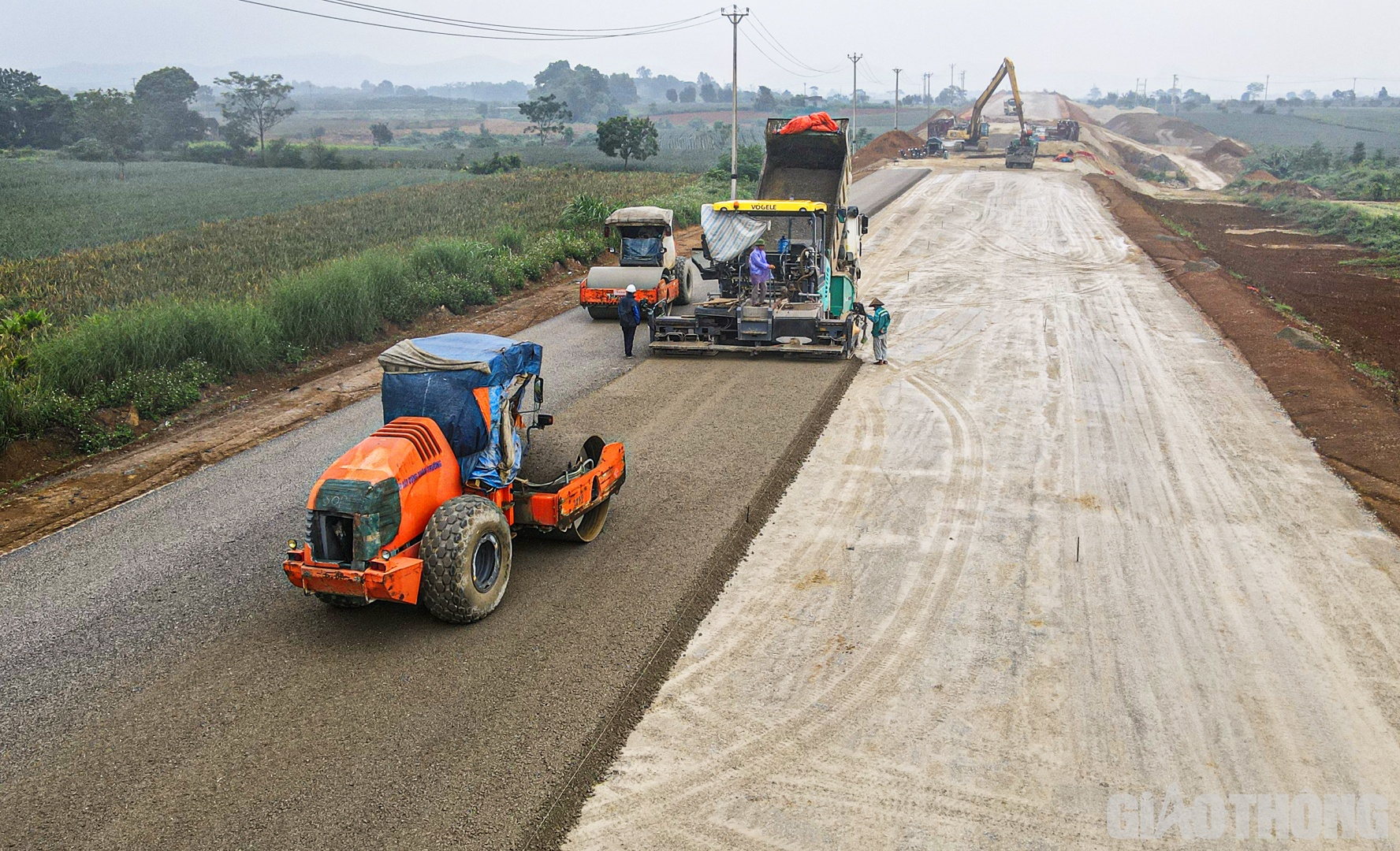 Nhà thầu Xuân Trường thi công đỉnh cấp phối đá dăm gia cố xi măng tại Km287+200.