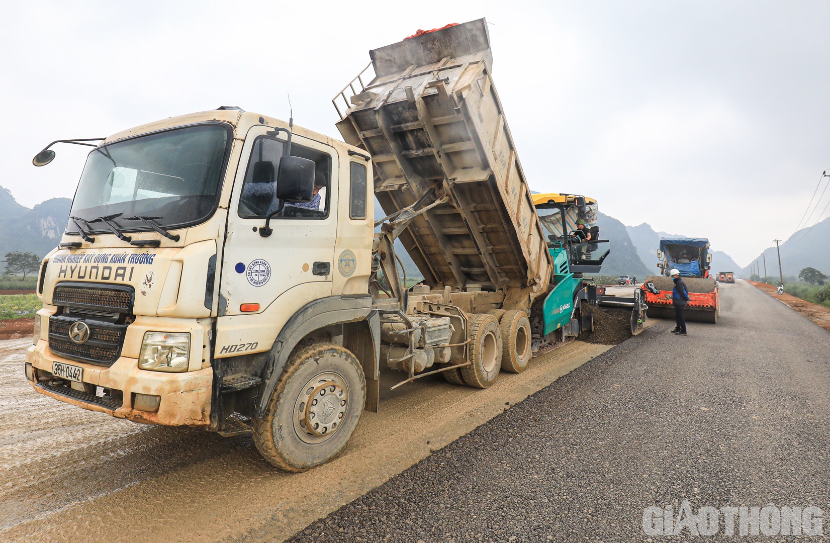 “Hiện tại, trong tổng số 14,3 km đường đảm nhận thi công, nhà thầu Xuân Trường đã thi công thảm lớp bê tông nhựa R25 trên 5,5 km, bê tông nhựa C19 được 5,5 km và thảm lớp nhựa C12,5 (lớp cuối) được 1,5 km. Nếu thời tiết thuận lợi, việc thi công thảm bê tông nhựa sẽ đạt được khoảng 800.000 - 900.000 tấn/ngày. Mục tiêu đến giữa tháng 11/2022, công tác thảm sẽ được triển khai đại trà sau khi việc thi công cấp phối đá dăm gia cố xi măng (CTB) được hoàn thiện”, ông Đàm Đức Ngọc, chỉ huy trưởng gói thầu 10-XL thông tin.