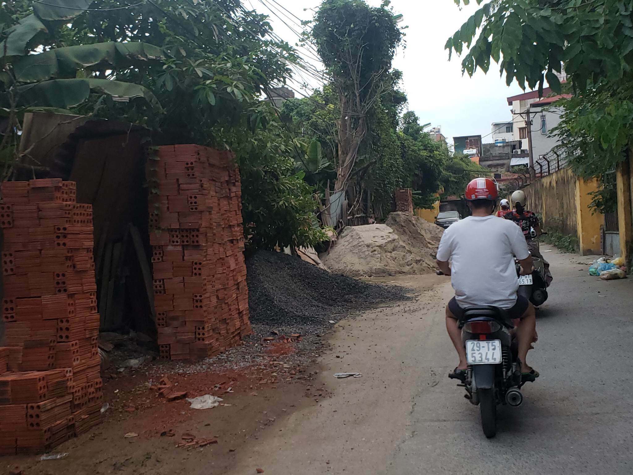 Tại ngõ 129 đường Nguyễn Xiển, cả một con đường rộng khoảng 7m bị những đống gạch, cát, đá… đổ ngổn ngang, chiếm hết nửa đường. Trong khi đó, khu vực này có lưu lượng phương tiện đi qua đông, gồm cả học sinh và người cao tuổi...