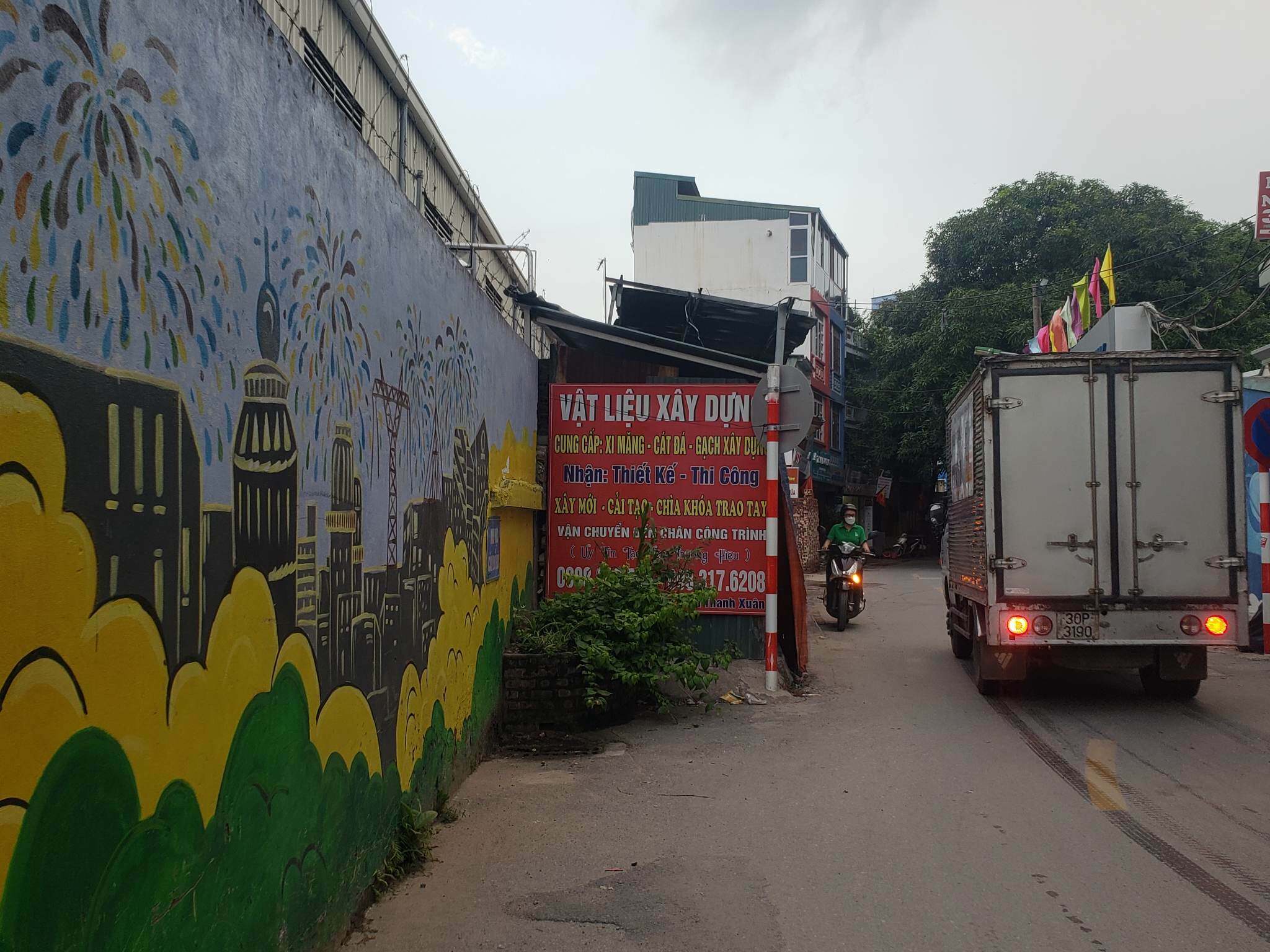 "Hằng ngày thường xuyên có những xe tự chế, xe tải nhỏ vào ra, đậu, bốc xếp vật liệu để mang đi các nơi, khiến tình hình giao thông tại khu vực này rất phức tạp, nhất là vào thời gian cao điểm học sinh tan trường, công nhân tan ca", một người dân bức xúc nói.