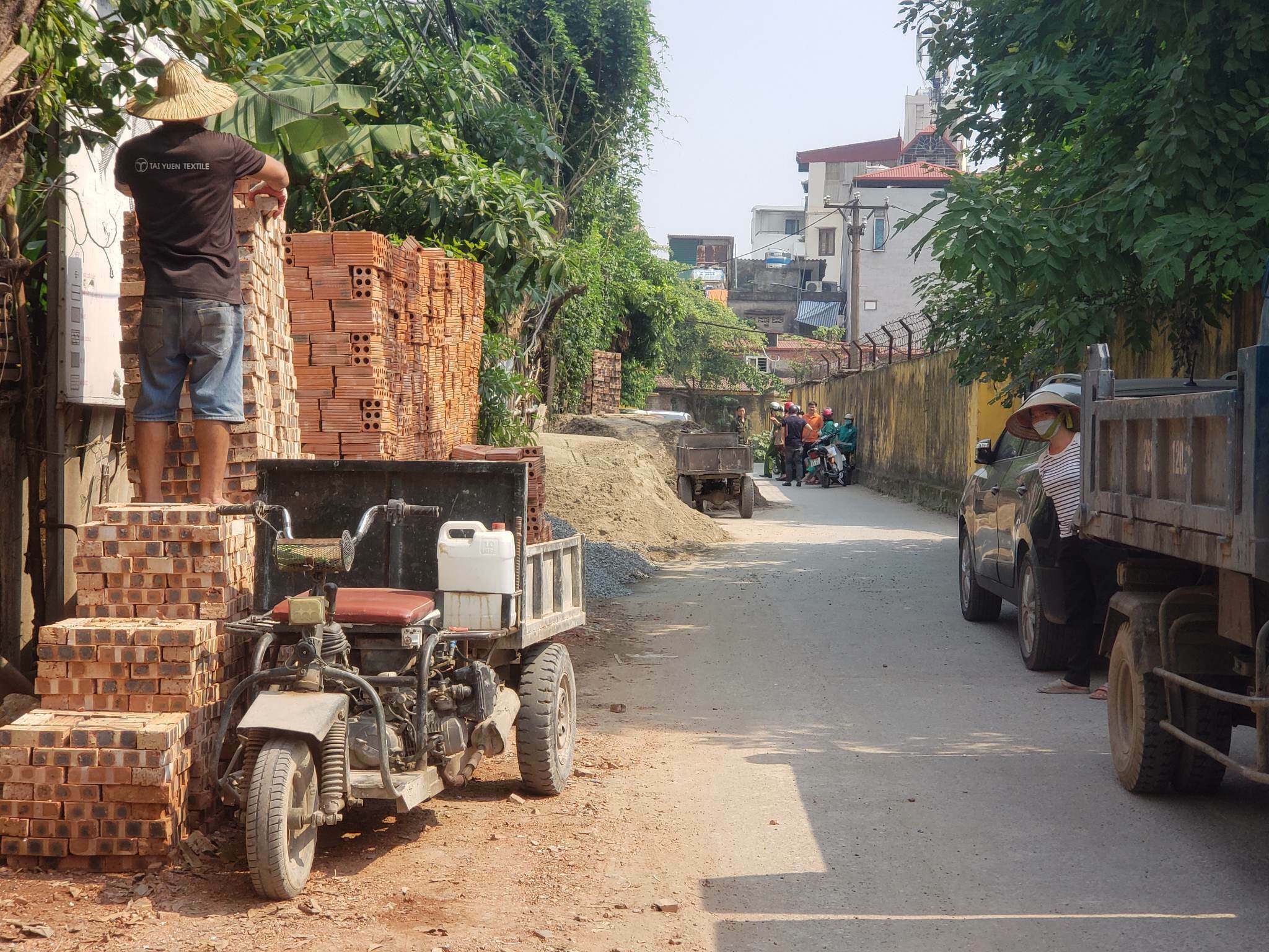 Tại những bãi tập kết vật liệu xây dựng như Thuý Khuyên, Bẩy,.. xuất hiện các loại xe tự chế có chiều dài khoảng 2m, rộng 1m và không hề có biển số, liên tục ra vào để "ăn" hàng.