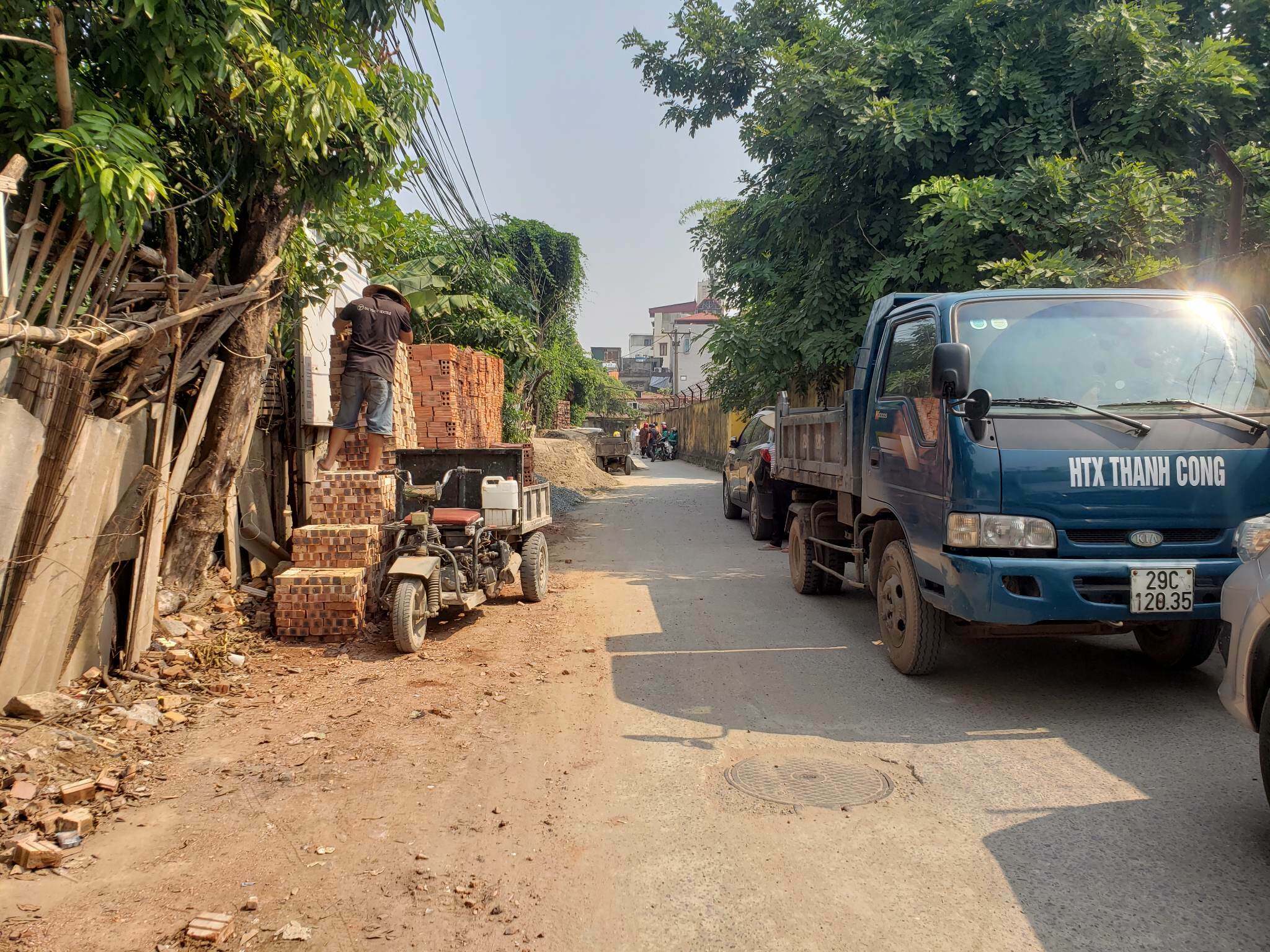Thời gian gần đây, Báo Giao Thông liên tục nhận được thông tin phản ánh của bạn đọc về tình trạng lòng, lề đường ở phường Hạ Đình, quận Thanh Xuân, Hà Nội bị chiếm dụng làm nơi tập kết, kinh doanh vật liệu xây dựng gây ô nhiễm môi trường, tiềm ẩn nguy cơ mất ATGT.