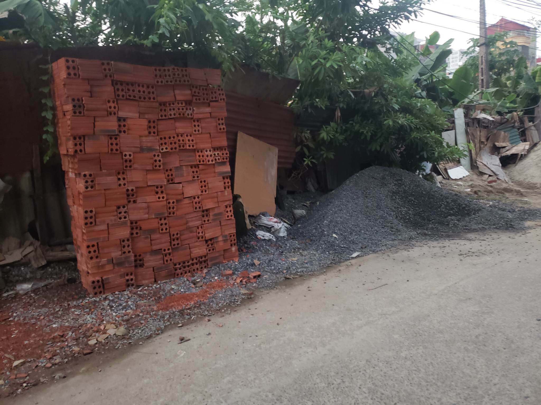 Theo người dân, những bãi tập kết vật liệu trên địa bàn phường Hạ Đình đã tồn tại từ lâu nhưng không được xử lý triệt để gây ô nhiễm môi trường, ảnh hưởng đến người tham gia giao thông.