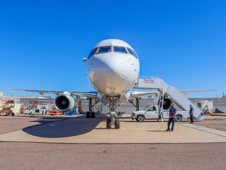Tính đến tháng 6/2022, chiếc Boeing 757 này sẽ bước sang tuổi 40. Thông thường các công ty sẽ đưa những chiếc máy bay cũ này tới “nghĩa địa máy bay”, nhưng chiếc Boeing 757 vẫn đang được tận dụng, trở thành phương tiện phục vụ kiểm nghiệm công nghệ quan trọng của Honeywell vì dễ tìm kiếm bộ phận thay thế. Ảnh - Insider