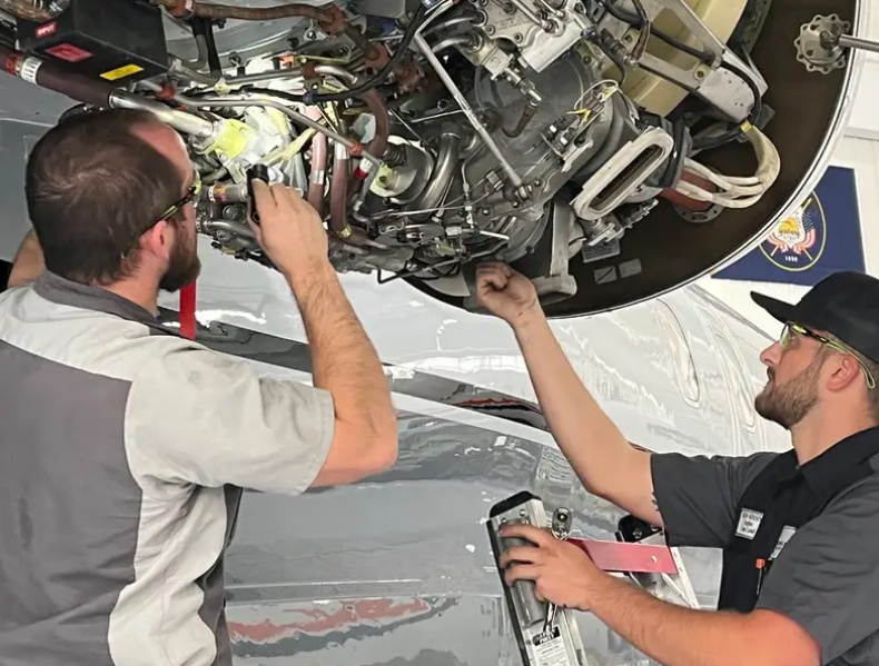 Chính trên chiếc Boeing 757 này, Honeywell đã thử nghiệm thành công động cơ HTF7000 mà sau này xuất hiện rất nhiều trên các dòng máy bay như Bombardier Challenger 300/350, Gulfstream G280 và Embraer Legacy 450/500. Ảnh - Duncan Aviation