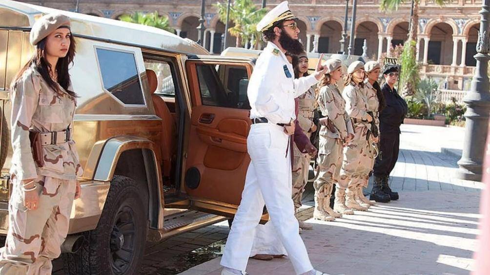 Chiếc SUV bọc thép dát vàng này là phương tiện đi lại chủ yếu của nhân vật Aladeen - lãnh tụ tối cao của Wadiya trong bộ phim The Dictator (2012)