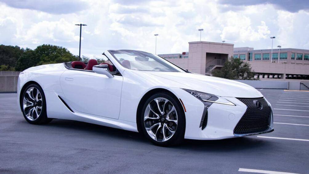 7. Lexus LC Convertible (giá khởi điểm: 101.200 USD)