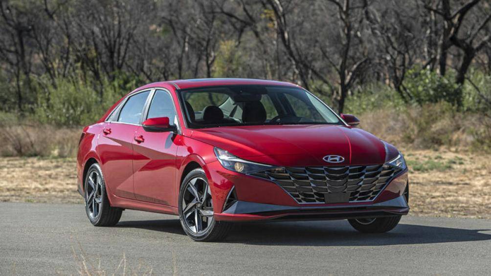 6. Hyundai Elantra (giá khởi điểm: 20.200 USD)