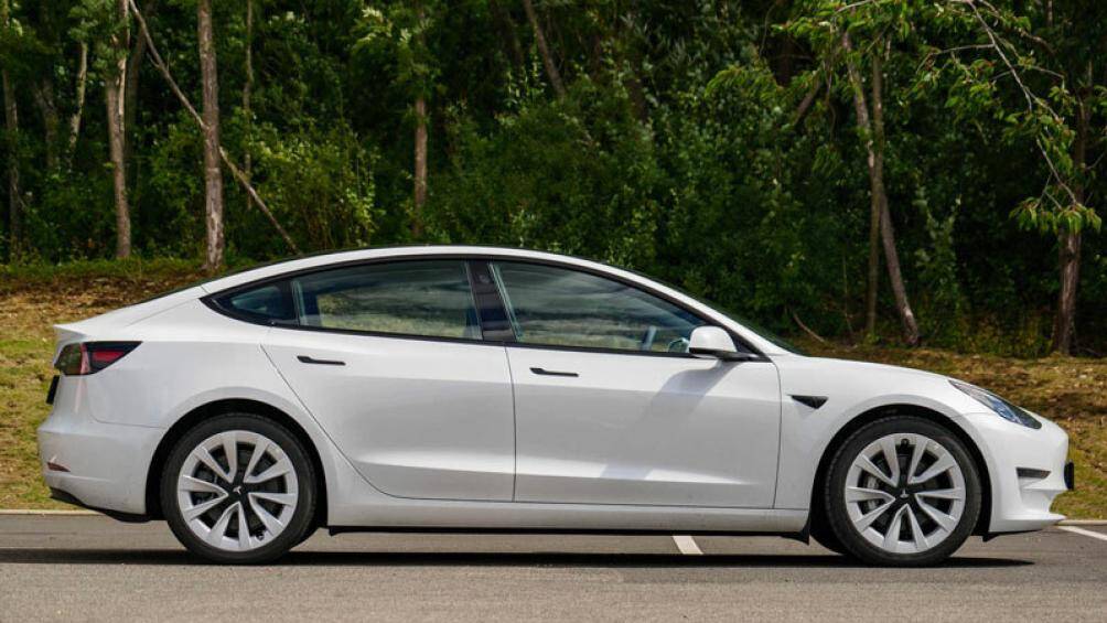 7. Tesla Model 3 (giá khởi điểm: 46.990 USD)