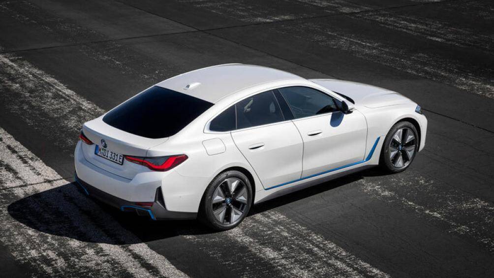 9. BMW i4 (giá khởi điểm: 55.900 USD)