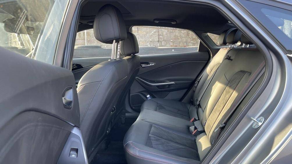 Ghế trước và ghế sau của xe đều được bọc bằng 2 chất liệu da