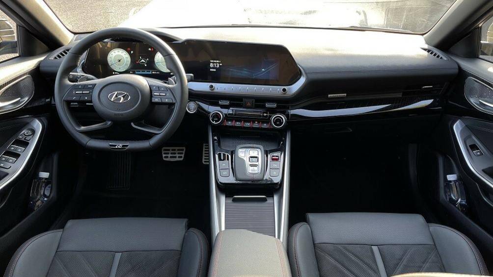 Cửa gió điều hòa hình đa giác và các phím cơ mang đến thiết kế đa tầng cho mặt táp-lô