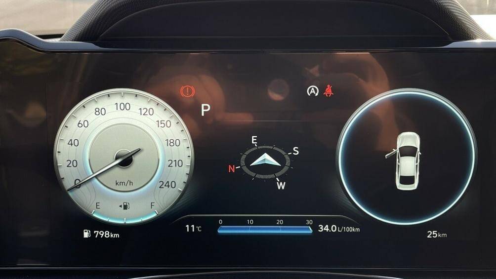 Bảng đồng hồ kỹ thuật số và màn hình cảm ứng trung tâm cùng có kích thước 10,25 inch, nối liền với nhau thành một khối nằm độc lập trên mặt táp-lô