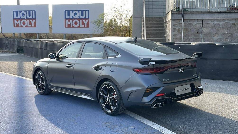 Bên dưới là cản sau mới với bộ khuếch tán gió giả và 4 đầu ống xả giả hình vuông. Ở hai góc cản sau có thêm cặp đèn hình tam giác