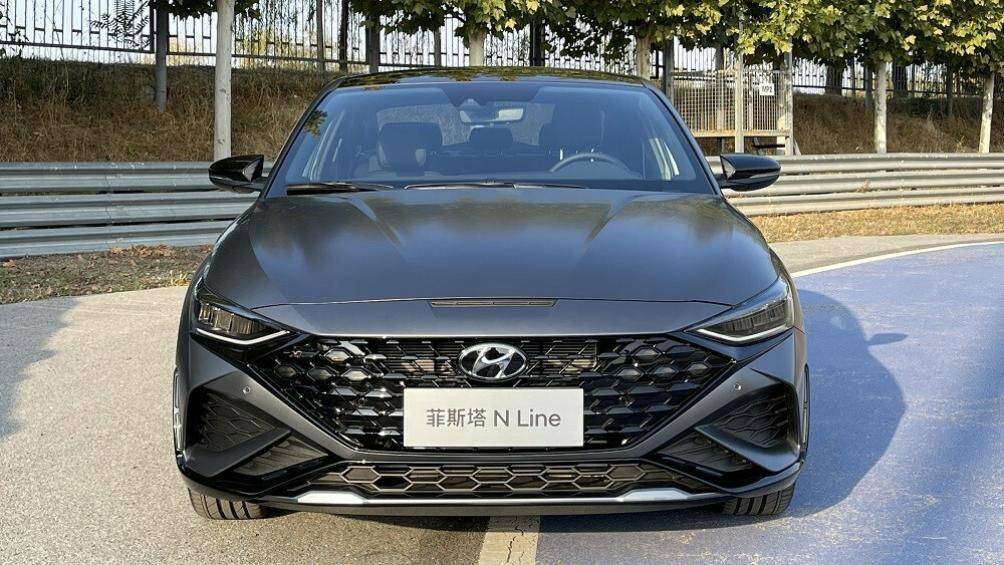 Điểm nhấn đầu tiên của mẫu sedan hạng C này chính là lưới tản nhiệt hình lục giác cỡ lớn với thiết kế không viền