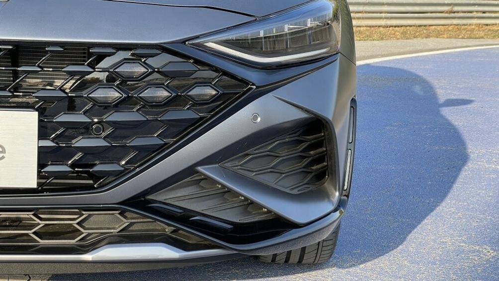 Trên lưới tản nhiệt có thêm logo "N Line" như dấu hiệu nhận biết cho phiên bản mang phong cách thể thao của dòng sedan hạng C này