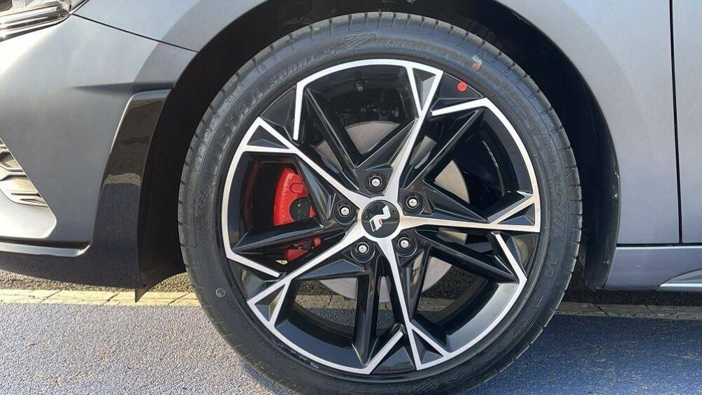 Bộ vành hợp kim 5 chấu kép sơn 2 màu thể thao và cùm phanh màu đỏ nổi bật. Bộ vành này có đường kính 18 inch, đi với lốp 225/40R18