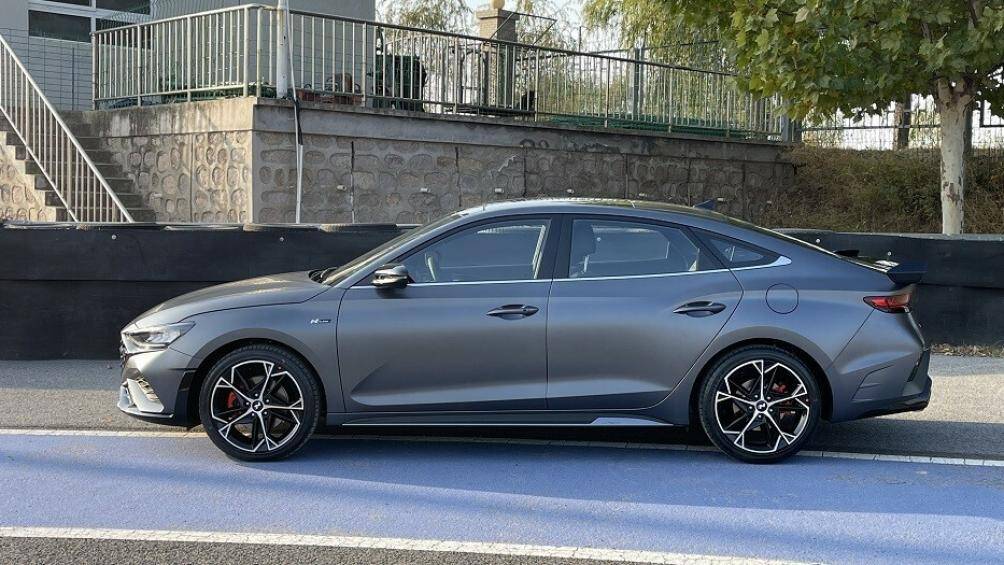 Nằm hai bên lưới tản nhiệt là cụm đèn pha LED thanh mảnh và sắc sảo. Trên cản trước xuất hiện hốc gió trung tâm hình thang và 4 khe gió giả ở hai bên