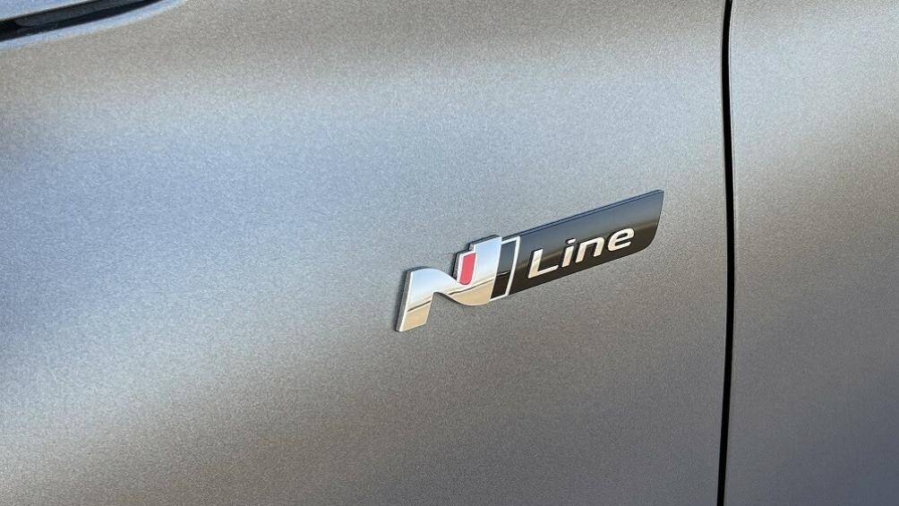 Thêm vào đó là nẹp màu bạc dưới bậc cửa, dập dòng chữ "Lafesta" nhằm tăng vẻ cao cấp cho mẫu xe này