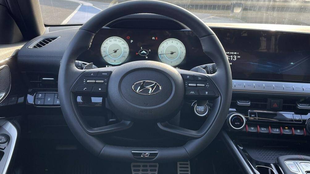 Nội thất của Hyundai Lafesta N Line 2023 cũng gây ấn tượng ngay từ cái nhìn đầu tiên với vô lăng 4 chấu vát đáy, tích hợp phím chức năng