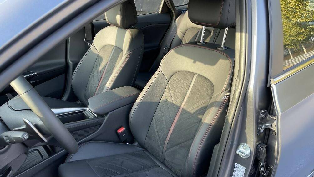 Bên cạnh đó là những điểm nhấn màu đỏ như chỉ khâu trên ghế và cụm điều khiển trung tâm, vách ngăn giữa các phím cơ chỉnh điều hòa hay lẫy gạt chọn chế độ lái