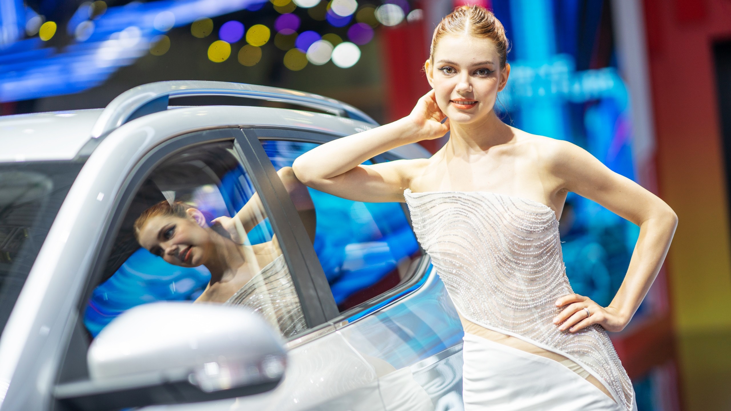 Người đẹp nước ngoài tạo dáng bên chiếc xe thương hiệu MG