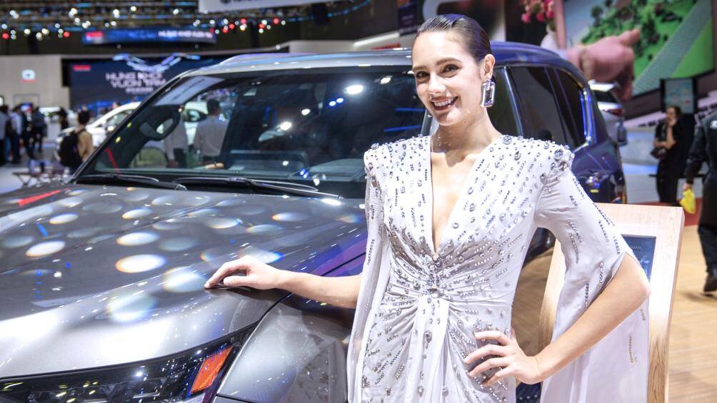 Người mẫu bên "đại gia" Lexus LX600