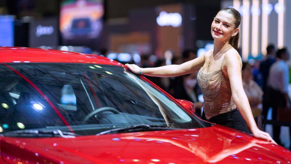 Người mẫu thả dáng bên xe