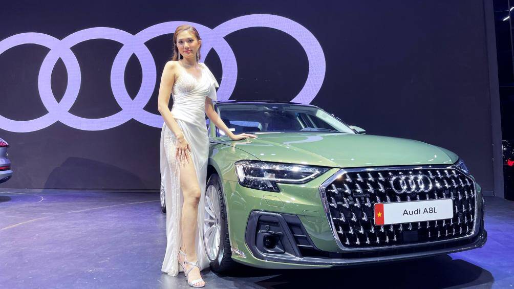 Chân dài tạo dáng bên Audi A8L