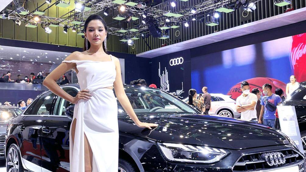 Người mẫu tại gian trưng bày Audi mặc bộ váy gợi cảm