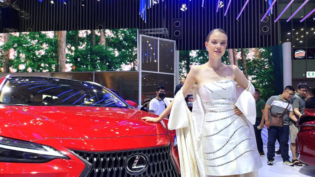 Gian trưng bày Lexus như mọi năm vẫn sử dụng người đẹp nước ngoài