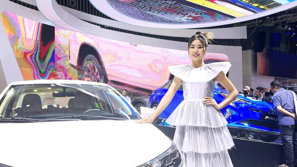 Chiếc Toyota Vios trông cuốn hút hơn khi xuất hiện cùng người mẫu xinh đẹp