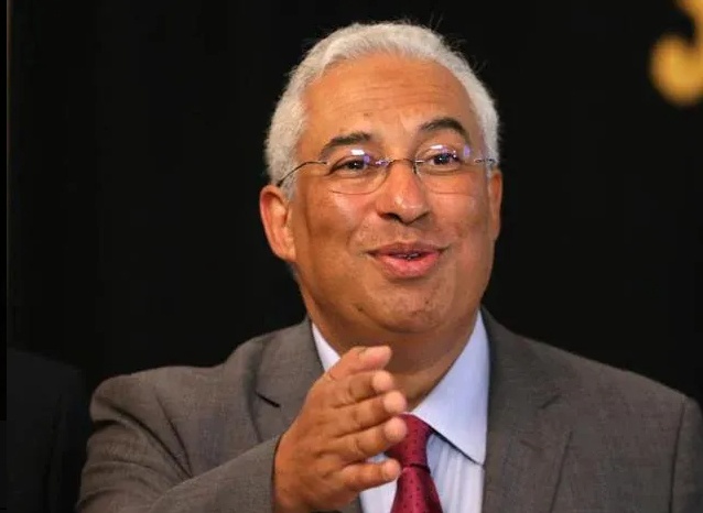 Nhân vật tiếp theo là ông Antonio Costa giữ chức Thủ tướng Bồ Đào Nha từ năm 2015 đến nay.
Gia đình bên nội của ông đến từ bang Goa, Ấn Độ - nơi ông nội của ông Costa dành gần như trọn cuộc đời.
Ông Costa sinh ra ở Mozambique, một quốc gia Đông Phi nhưng bố của ông là nhà văn Orlando da Costa đã viết nhiều tác phẩm nổi tiếng phản ánh nguồn gốc của mình ở bang Goa, Ấn Độ và viết những bài tiểu luận về nhà thơ, nhà văn người Ấn Rabindranath Tagore.
Thủ tướng Bồ Đào Nha từng thăm quê hương ở bang Goa vào năm 2017, tại đây ông được trao giải thưởng cao quý Pravasi Bhartiya Samman dành cho người gốc Ấn.
Cũng trong năm đó, ông đã tiếp Thủ tướng Ấn Độ Narendra Modi tại thủ đô Lisbon và được lãnh đạo Ấn Độ ca ngợi là “đại diện cho những người xuất sắc nhất của cộng đồng người Ấn Độ trên toàn thế giới”.