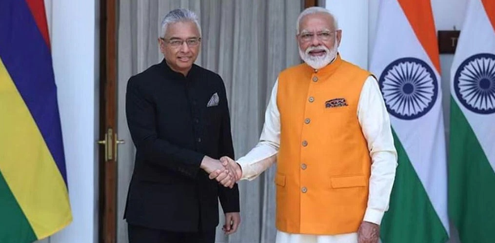 Nhân vật có thể kể đến tiếp theo là ông Pravind Jugnauth - Thủ tướng Mauritius từ năm 2017. Nguồn gốc tổ tiên của ông là bang Uttar Pradesh, Ấn Độ. Ông sinh ra trong gia đình theo Ấn Độ giáo tại La Caverne, Mauritius.