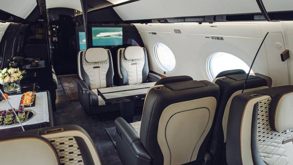 Các phụ kiện bằng đồng Satin Bacalar cũng tô điểm cho khoang nội thất của máy bay cũng như những tấm thảm chạm khắc họa tiết kim cương độc đáo