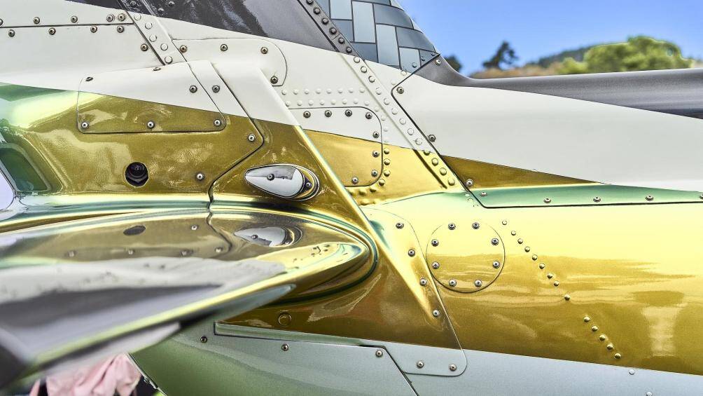 Ngoại thất với tông màu sơn tắc kè hoa đỏ-vàng được thay thế bằng màu sơn tắc kè hoa xanh bạc lấy cảm hứng từ màu Julep của Bentley Bacalar