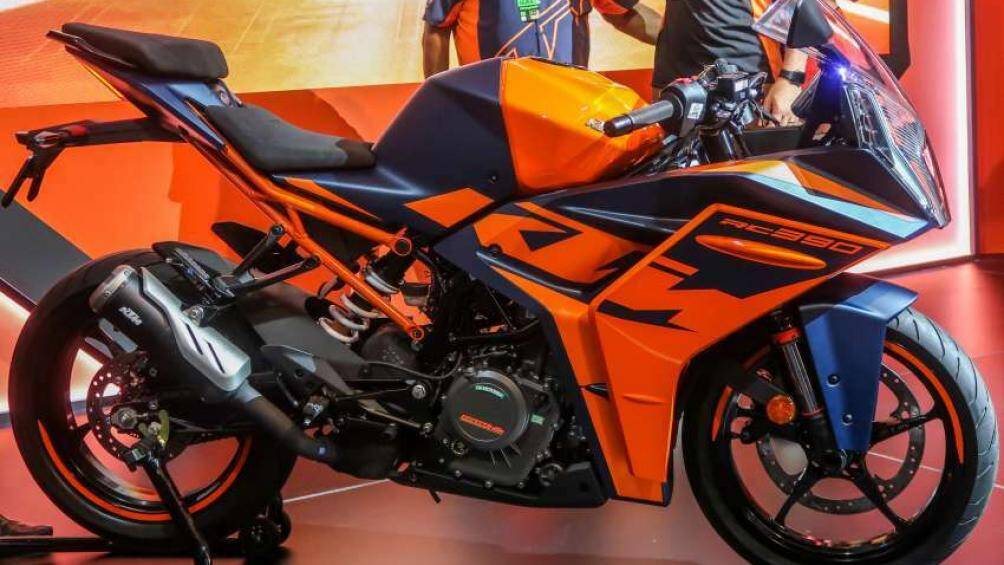 Điểm mới của RC 390 2023 là bánh xe 5 chấu mới nhẹ hơn 3,4 kg, phanh đĩa nhẹ hơn 1 kg và khung gầm nhẹ hơn 1,5 kg, trọng lượng xe là 155 kg