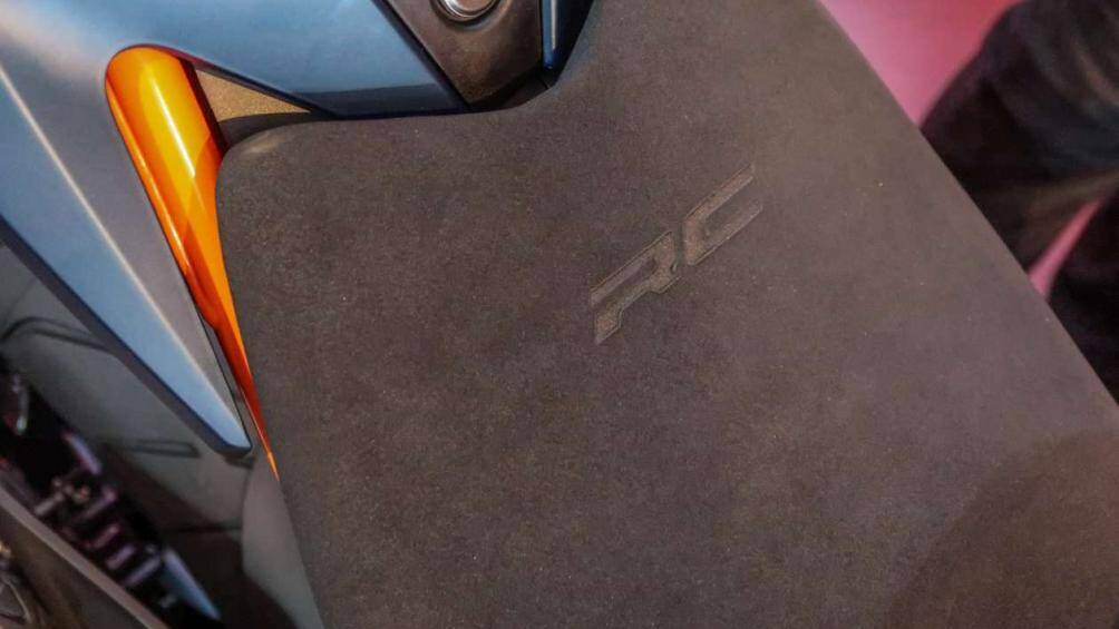 Chiều cao yên xe 824 mm với dung tích bình xăng 13,7 lít và khoảng sáng gầm 158 mm