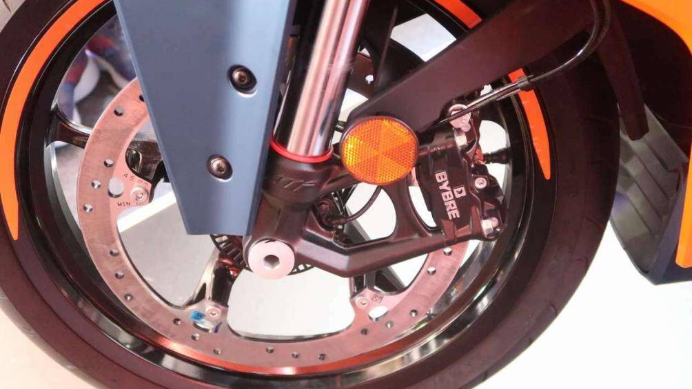 Hệ thống phanh được trạng bị với đĩa thủy lực đơn ở phía trước và phía sau, tích hợp ABS hai kênh của Bosch với chế độ Supermoto