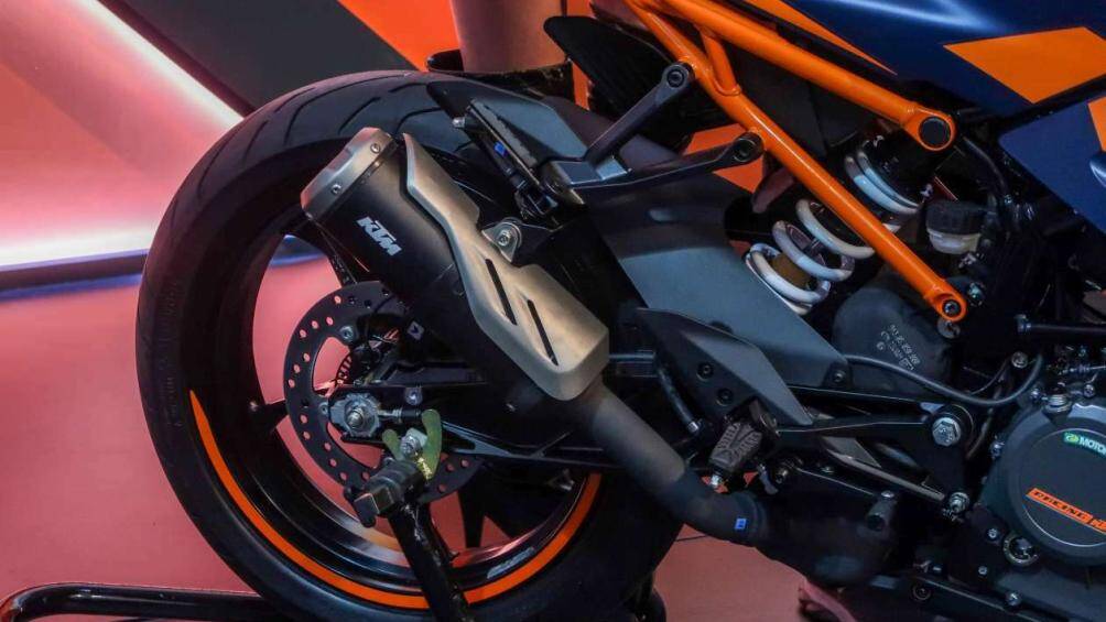 Sức mạnh của KTM RC 390 2023 đến từ khối động cơ xi-lanh đơn, làm mát bằng chất lỏng, dung tích 373cc
