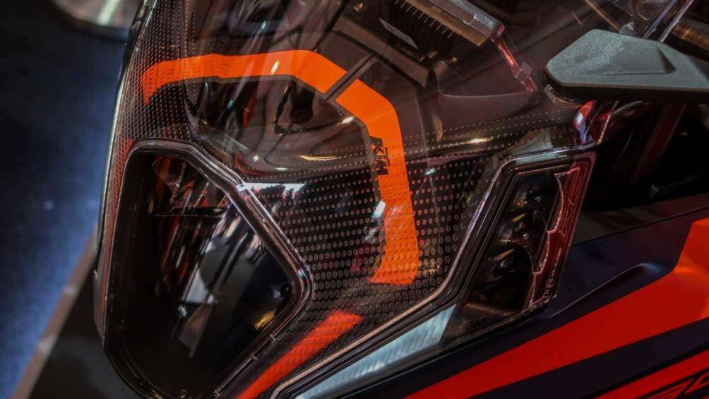 Ngoài ra, trang bị tiêu chuẩn trên RC 390 2023 còn biết đến là kiểm soát độ bám đường cùng với đèn LED chiếu sáng hoàn toàn bao gồm cả DRLs