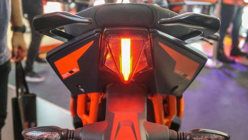 Trong khi phía sau sử dụng phuộc monoshock WP Apex có thể điều chỉnh tải trước với hành trình 150 mm