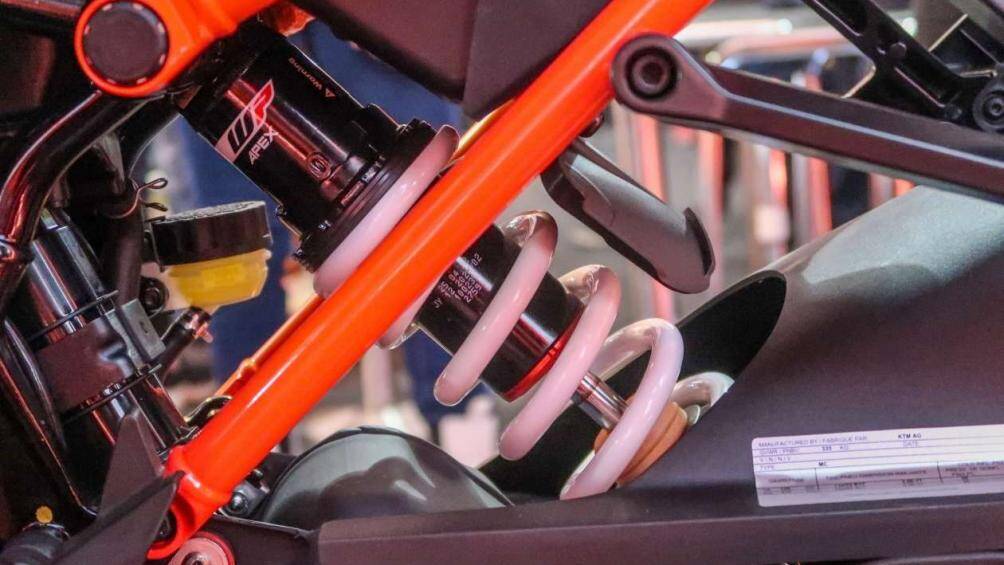 Hệ thống treo trước của RC390 2023 sử dụng phuộc USD WP Apex có đường kính 43 mm có thể điều chỉnh với hành trình 120 mm