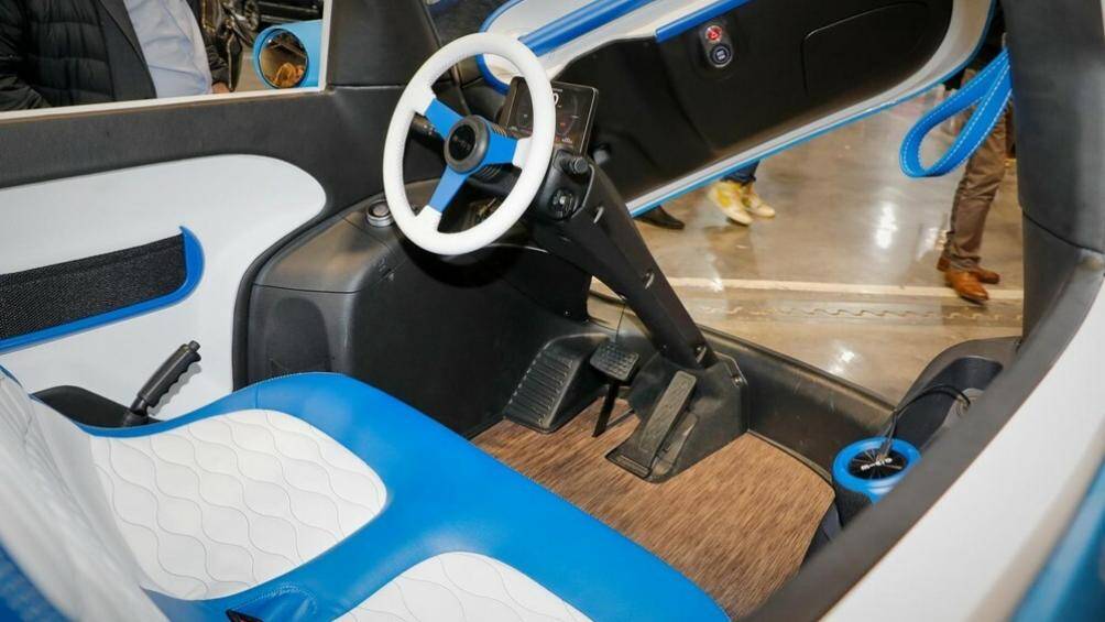 Bên trong Microlino Spiaggina là không gian nội thất 2 chỗ ngồi và cũng sử dụng 2 tông màu xanh - trắng như ngoại thất