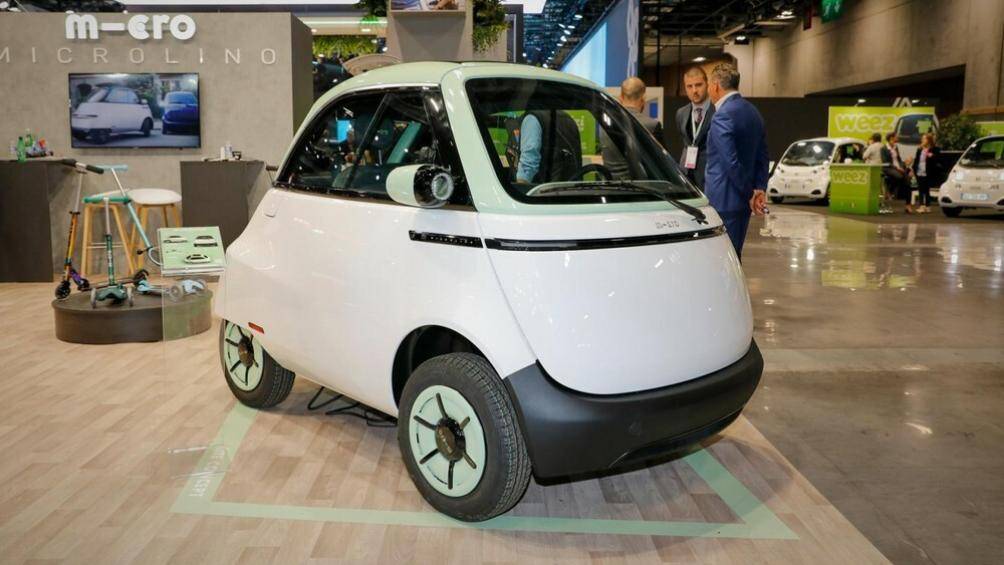 Microlino Lite sở hữu một số thay đổi về thiết kế như cản trước không sơn màu, đèn LED nối với nhau bằng nẹp màu đen bóng