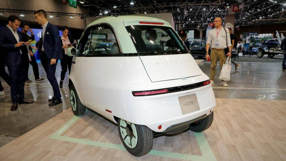 Phía sau mẫu xe điện hình quả trứng này cũng có cụm đèn hậu nằm vắt ngang và đèn phanh trên cao