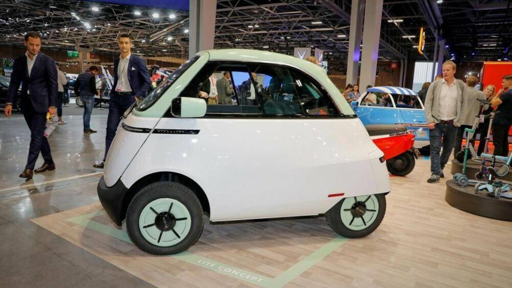 Phần lớn thân xe được sơn màu trắng còn nóc, các cột, ốp gương ngoại thất và vành la-zang sơn màu xanh bạc hà