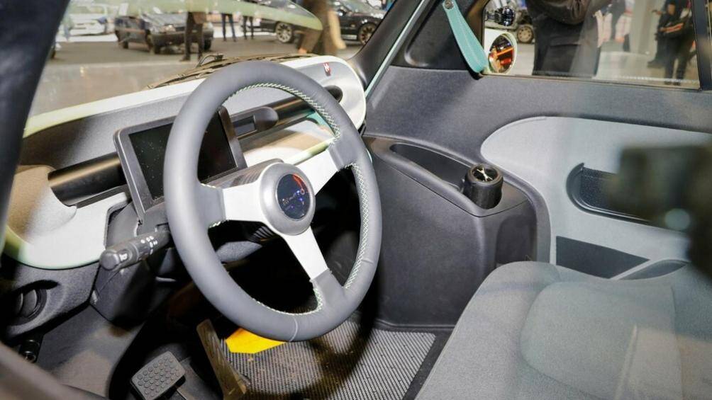 Nội thất của xe có những điểm nhấn màu xanh bạc hà "tông xuyệt tông" với ngoại thất