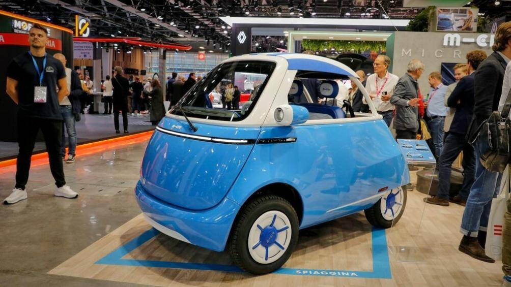 Đối với Microlino Spiaggina, mẫu xe này được trang bị mui nỉ màu kẻ xanh - trắng thú vị và không hề có kính cửa sổ